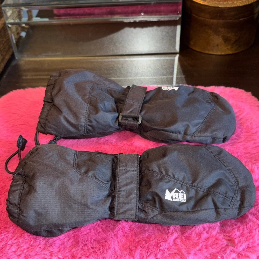 EUC REI KIDS BLACK MITTENS. velcro, cinch, wrist, wrap, cinching, arm strap, ex